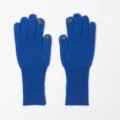 Nahaufnahme blauer Strick-Touchscreen-Handschuhe Fingerspitzen Detail für warme Wintertage. - Blau