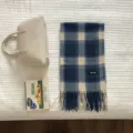 Blau-cremefarbener Karo-Winterschal mit Fransen und schwarzem Label, gemuetliches Detail. - Blau Weiß Karo