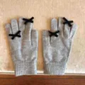 Graue Strickhandschuhe mit Touchscreen-Funktion und süßen schwarzen Schleifen für den Winter. - 21x11cm / Grau