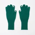 Nahaufnahme von grünen Winter-Strickhandschuhen mit Touchscreen-Fingerspitzen und Bündchen. - Grün