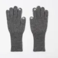 Nahaufnahme der Winter-Knitting-Handschuhe mit Touchscreen-Fingerspitzen und Rippbündchen. - Grau