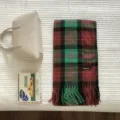 Detailansicht eines grünen Retro Karo Schals mit Fransen, warmes und stylisches Accessoire. - Retro Grün Pink Karo