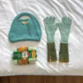 Detailed view of women's long knit color-blocked gloves and matching knitted handbag set. - 39x10cm / Mint