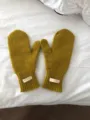 Manoplas de lana de punto para invierno en amarillo mostaza, vista detallada suave. - Talla Única / Amarillo