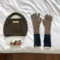 Detail view of knitted color-block long gloves and matching hobo handbag set for women. - 39x10cm / Coffee