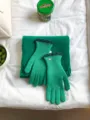 Grüne Strickhandschuhe und Schal Detailaufnahme, kuschelige Winterkälte Accessoires. - 23x10cm / Grün