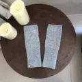 Weiche graue Strick-Fingerlose Handschuhe im Detail, warme Wollmischung Armwärmer. - Grau
