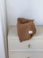 Detaillierte Nahaufnahme eines kuscheligen braunen Mohair-Strickschals mit weicher Textur. - 160x25cm / Camel
