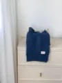 Detailansicht eines kuscheligen dunkelblauen Mohair-Schals, weiches Winter-Accessoire für Damen. - 160x25cm / Marineblau