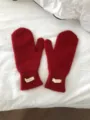 Primer plano detallado de cómodos mitones de invierno de lana roja con etiqueta 100% lana. - Talla Única / Rojo
