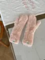 Details der kuscheligen rosa Plüsch-Fäustlinge, weiches Material für warme Wintertage. - Vollfinger / 27x10cm / Rosa