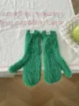 Detailansicht von kuscheligen grünen Plüschfäustlingen, weichen warmen Winterhandschuhen für Damen. - Vollfinger / 27x10cm / Grün