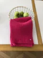 Detailansicht eines kuscheligen einfarbigen Wollschals in hellem Magenta für den Winter. - Fuchsia