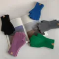 Strick halbfingerhandschuhe detailansicht, weiche gerippte textur, warme winteraccessoires. - Grau