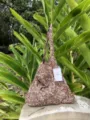 Detailaufnahme der floralen Canvas-Umhängetasche mit großem Fassungsvermögen und Design. - Altrosa