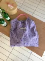 Detailaufnahme der lila blumigen Knitter-Tragetasche mit rosa Seilgriffen für Sommer. - Lila Blumenmuster Plissierter Stoff Rosa Seilgriff (7)