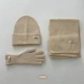 Conjunto de invierno acogedor con gorro, bufanda y guantes en color marfil de canalé. - Marfil