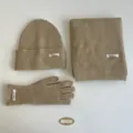 Conjunto de gorro bufanda y guantes de invierno de punto beige para hombre y mujer. - Blanco Roto