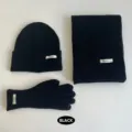 Hiver ensemble bonnet echarpe gants en tricot noir vue de detail, accessoire chaud. - Noir