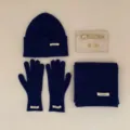 Ensemble bonnet gants et écharpe tricotés d'hiver chaud bleu foncé vue à plat détail - Bleu marine