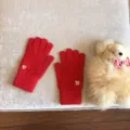 Guanti rossi in maglia a cinque dita con ricamo di orsetto carino per inverno e stile. - 21x11cm / Rosso
