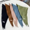 Vista dettagliata di foulard triangolari per capelli in puro lino multicolore, leggeri. - 32x85cm / Marrone chiaro