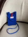 Bolso cruzado de punto azul para móvil con hebilla roja, estilo casual ideal para el uso diario. - Azul zafiro