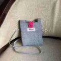 Gestrickte Mini Handy Umhaengetasche mit Riemen, Laessige einfarbige Handytasche Detailansicht. - Grau