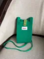 Vista detallada del mini bolso cruzado tejido en verde para mujer, estilo informal para uso diario. - Verde