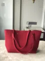 Vue détaillée du grand sac cabas tricoté rouge uni, montrant les anses et la texture. - L / Rouge