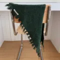 Bufanda de triángulo de punto verde oscuro con flecos y lentejuelas, elegante chal de otoño invierno. - 90x30cm / Verde