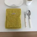 Detailansicht eines gemütlichen gelben Strickschals, weiche Wolle, doppelter Wärmeschutz. - Gelb