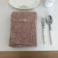 Gemütlicher, dicker rosa Strickschal mit Etikettendetail, weiches Winteraccessoire für Wärme. - Rosa