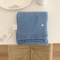 Suave bufanda de punto azul para mujer, elegante accesorio de invierno de color liso. - Azul cielo