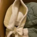 Dettaglio passamontagna in maglia, sciarpa cappuccio invernale calda con grazioso fiocco. - Bianco avorio