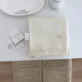 Nahaufnahme der weichen einfarbigen Strickschal Textur, elegantes minimalistisches Zubehör. - Elfenbein
