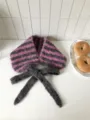 Detailansicht des flauschigen Winter-Strick-Ohrwärmers mit Streifen und Bändern, gemütlich. - Lila