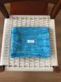Sciarpa invernale in misto lana tweed blu, scialle lavorato a maglia morbido vista dettagliata. - 160 x 23 cm / Blu