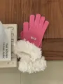 Pink winter knitted touchscreen gloves featuring cozy fuzzy white cuffs, close-up view. - 25x10cm / Pink