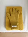 Vista detallada del conjunto de guantes y bufanda de invierno de lana con textura tejida. - 26x12cm / Amarillo