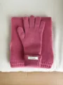 Vista detallada de los guantes de lana tejidos abrigados y bufanda a juego en color rosa. - 26x12cm / Rosa