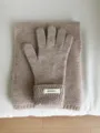 Vista detallada de guantes de punto de lana y bufanda de invierno cálidos en beige liso. - 26x12cm / Blanco Roto