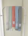 Vue détaillée de longues écharpes en tricot d'hiver avec des pointes de couleur et étiquette. - Gris ruban