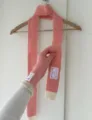 Echarpe en tricot rose et gants longs assortis pour l'hiver avec jolies etiquettes chic. - Corail ruban