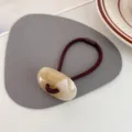 Koreaanse stijl ovale acryl haarband met marmertextuur voor elegante paardenstaart. - Lichtkoffie
