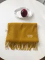 Senfgelber Wollschal mit Fransen, stilvoller Stickerei und gemütlicher Winterwärme für Damen. - Erdgelb