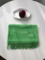 Grüner Wollschal mit besticktem Text und Fransen-Detail, gemütlicher Winter-Halswärmer. - Grasgrün