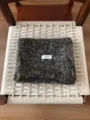 Caldo scaldacollo in maglia con macchie multicolori, perfetto per le fredde giornate. - 160x23cm / Caffè Nero