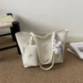 Grosse Schultertasche laessiger Shopper aus PU Leder geraeumige Tasche fuer den Alltag - Schmetterling Einkaufstasche (Ohne Anhänger) (6889) / Weiß