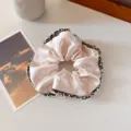 Elegante coletero de satén con ribete de tweed, accesorio de pelo elegante estilo francés. - Blanco Roto